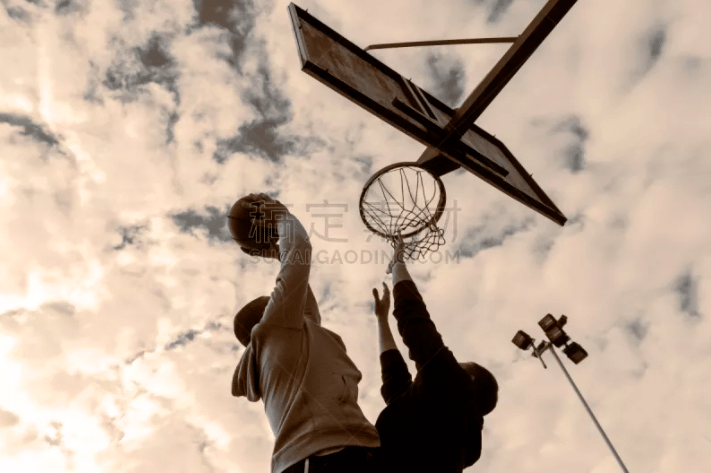 跟队记者：帕夫洛维奇在对阵佛罗伦萨受伤后眉骨缝了9针