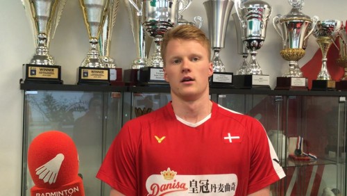 将球紧贴地 将球紧贴地